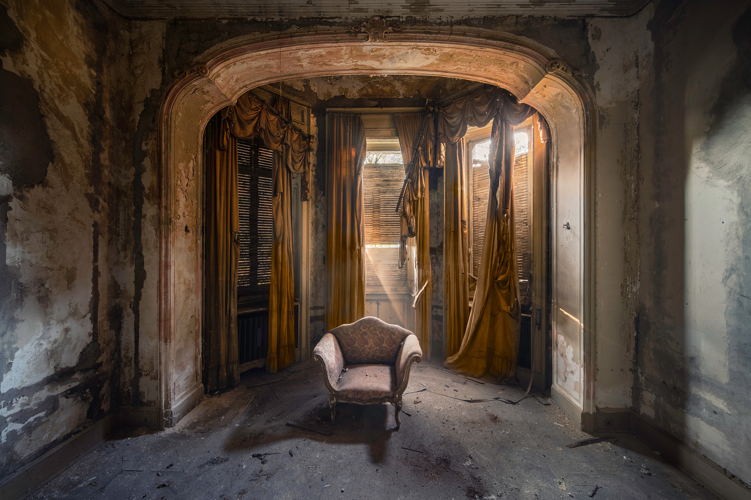 Salone di una dimora storica abbandonata