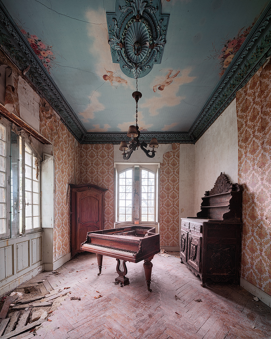 Interno verticale di una villa dimenticata